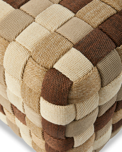 Robuster Outdoor Hocker mit handwerklicher Flechtstruktur von Polspotten