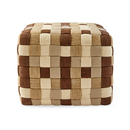 Outdoor Sitzpouf mit geflochtener Struktur in natürlichen Farbtönen