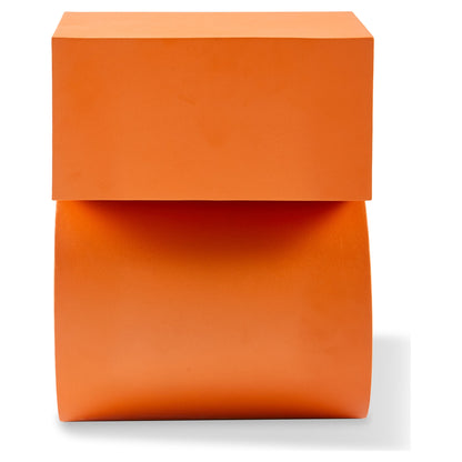 Pulverbeschichteter Beistelltisch als skulpturales Statement