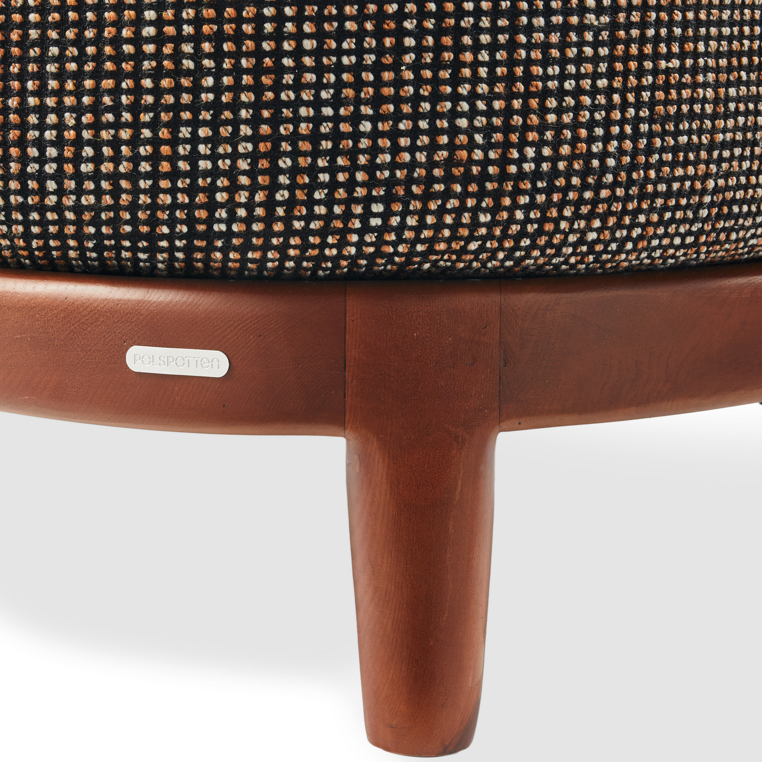 Komfortabler Braunsessel mit runder Form und Strukturstoff