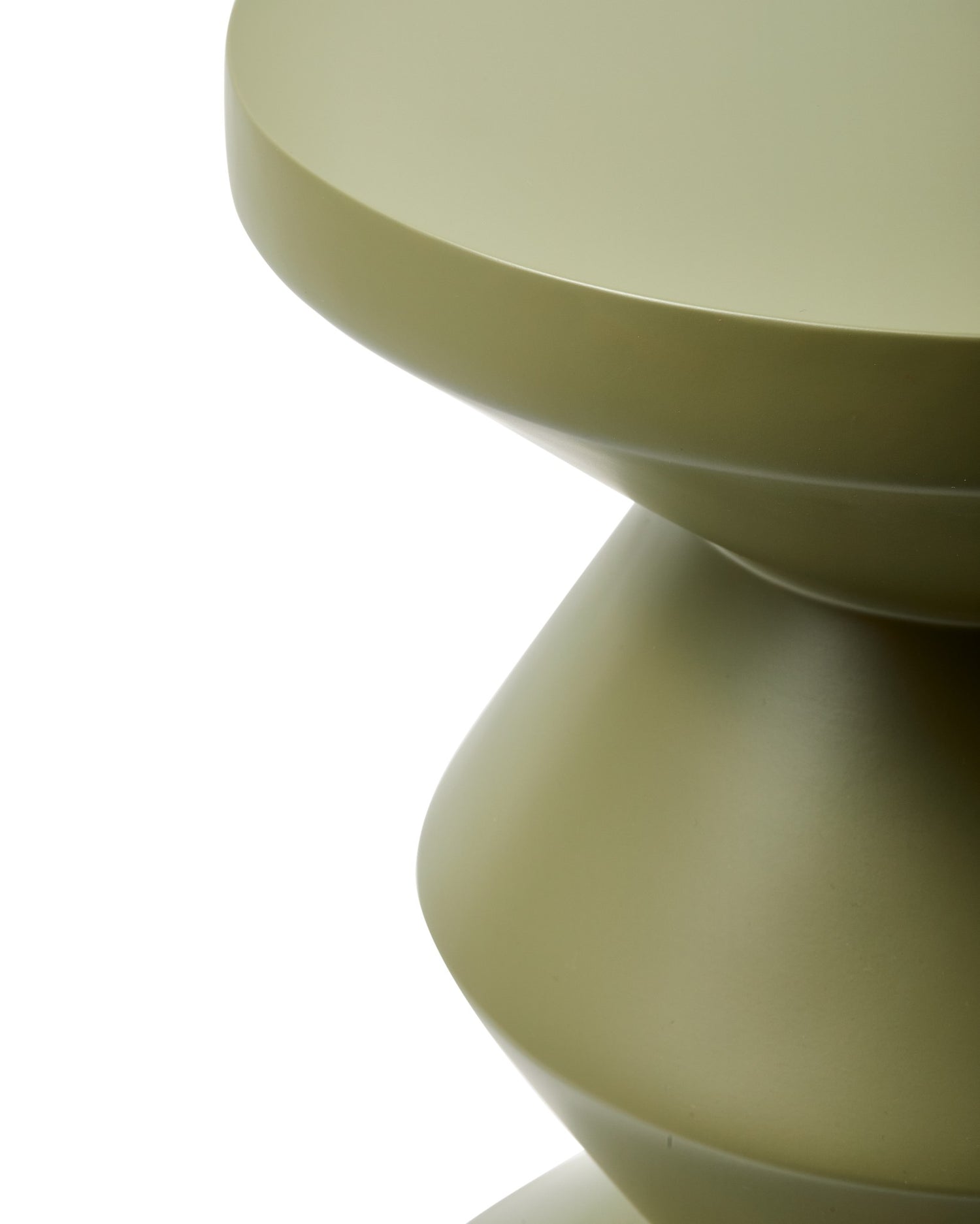 ZIG ZAG Outdoor Hocker als skulpturales Statement im Garten von Polspotten