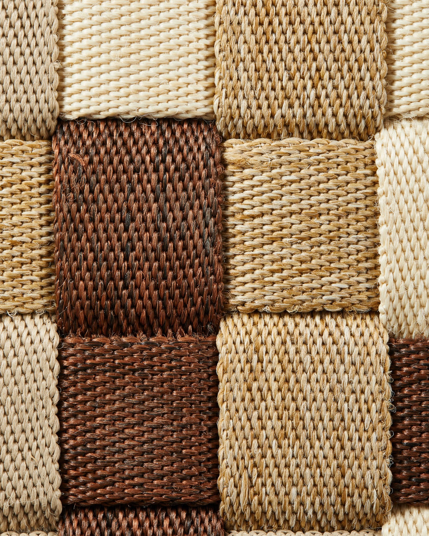 Geflochtener Outdoor-Hocker in Beige und Braun, robust und leicht