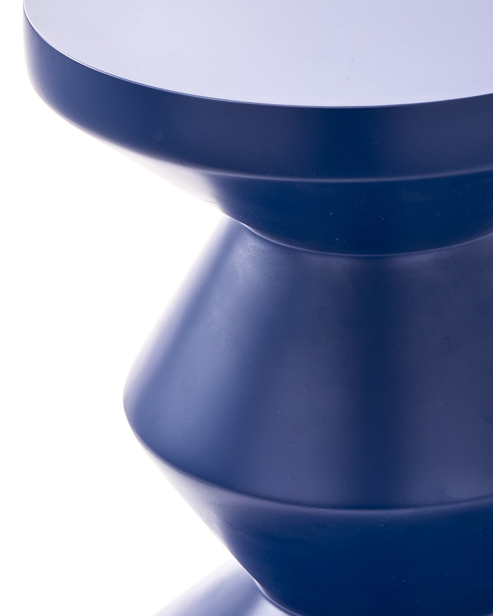 Dunkelblauer ZIG ZAG Hocker als Sitzgelegenheit oder Beistelltisch