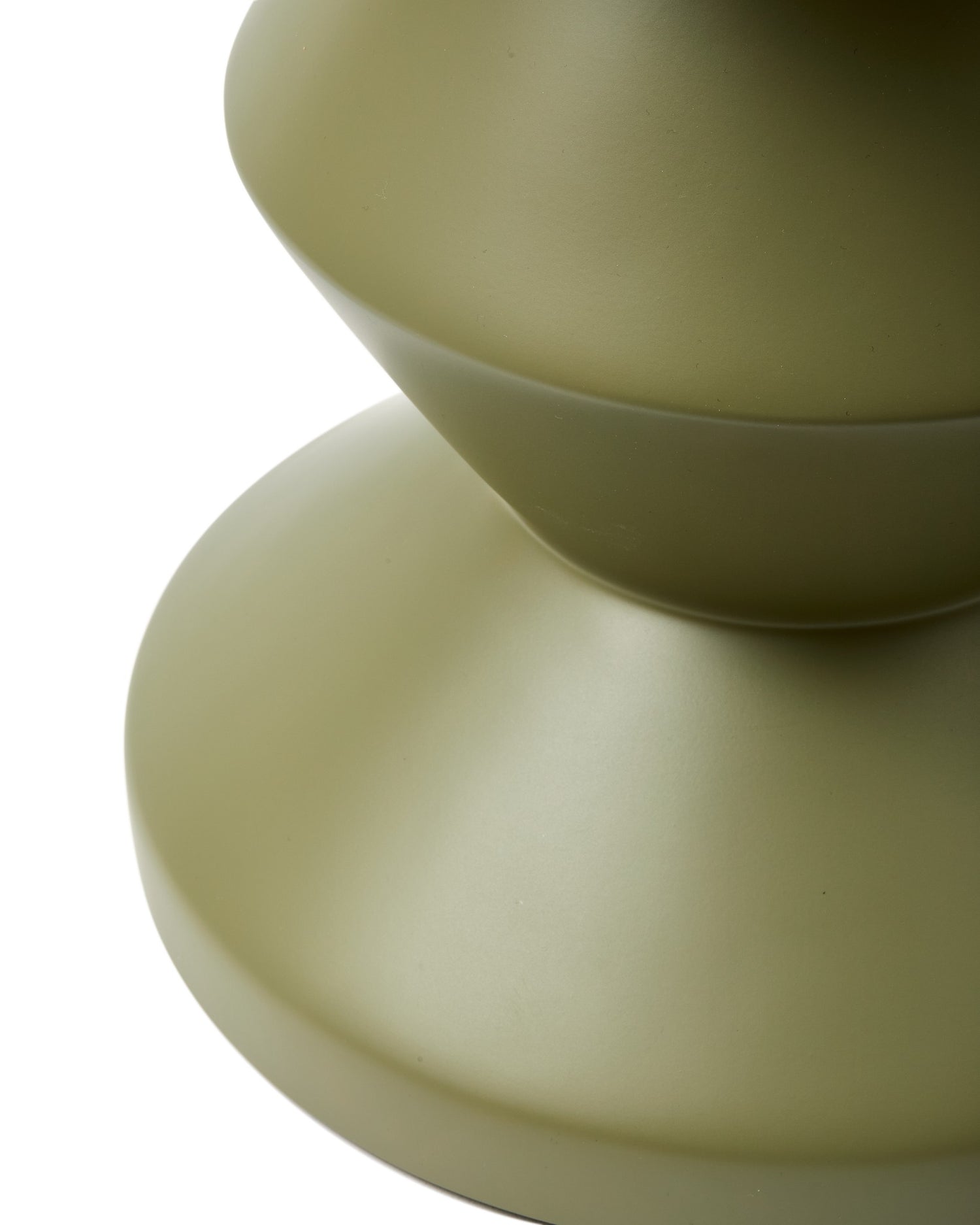 Olivgrüner ZIG ZAG Hocker als Sitzgelegenheit oder Beistelltisch