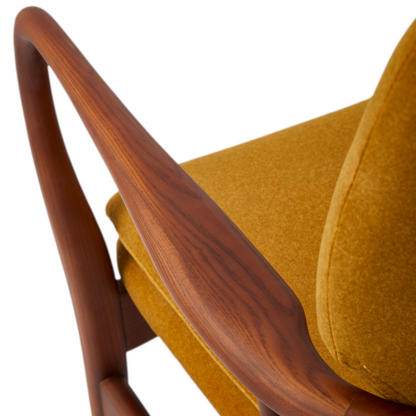 Gelber Lounge Chair mit weichem Stoffbezug und Kissen