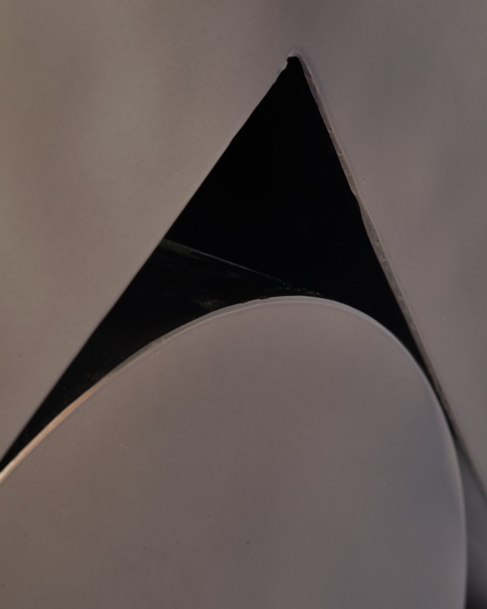 Schwarzer Beistelltisch als Kunstobjekt im Wohnraum von Polspotten