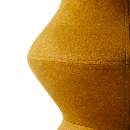 Rund geformter Zig Zag Stool mit gelbem Polsterstoff
