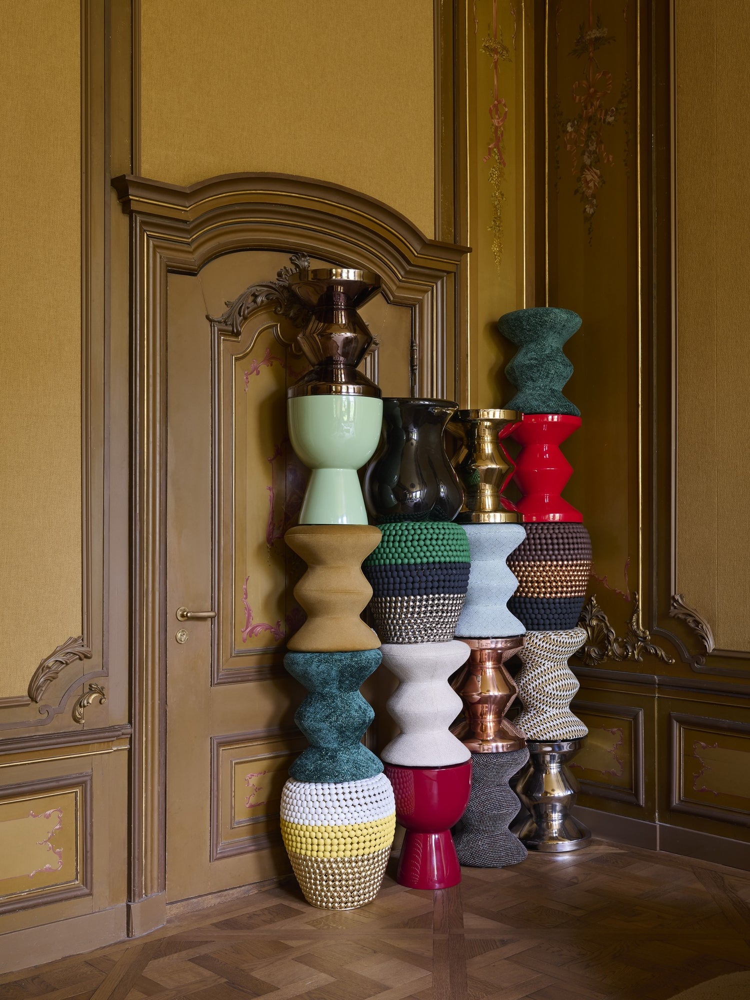 Moderner Zig Zag Stool aus Textil in sanftem Naturton