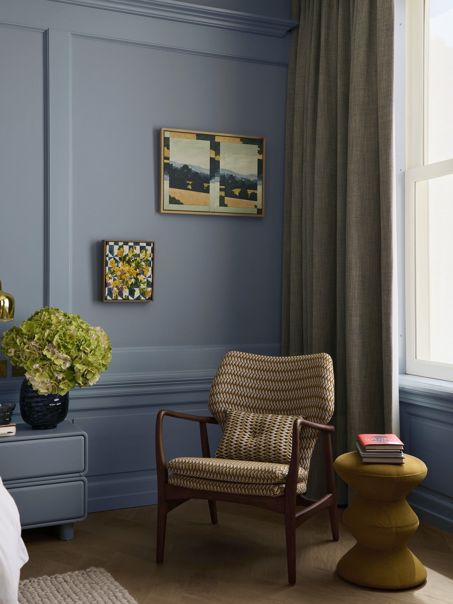 Gelber Designhocker mit Schaumstoffkern und Metallrahmen