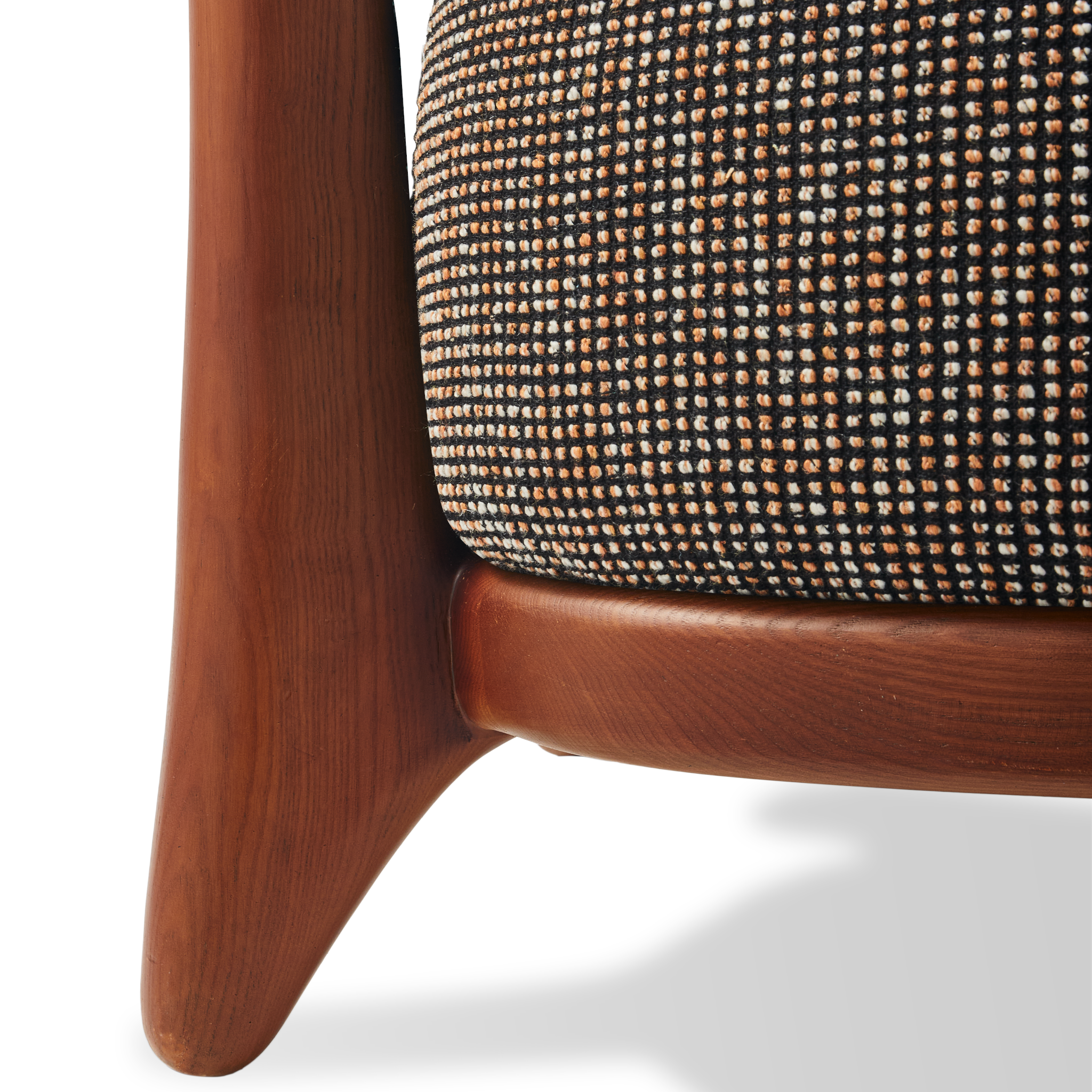 Brauner Lounge Chair mit texturiertem Bezug und Eschenholzgestell