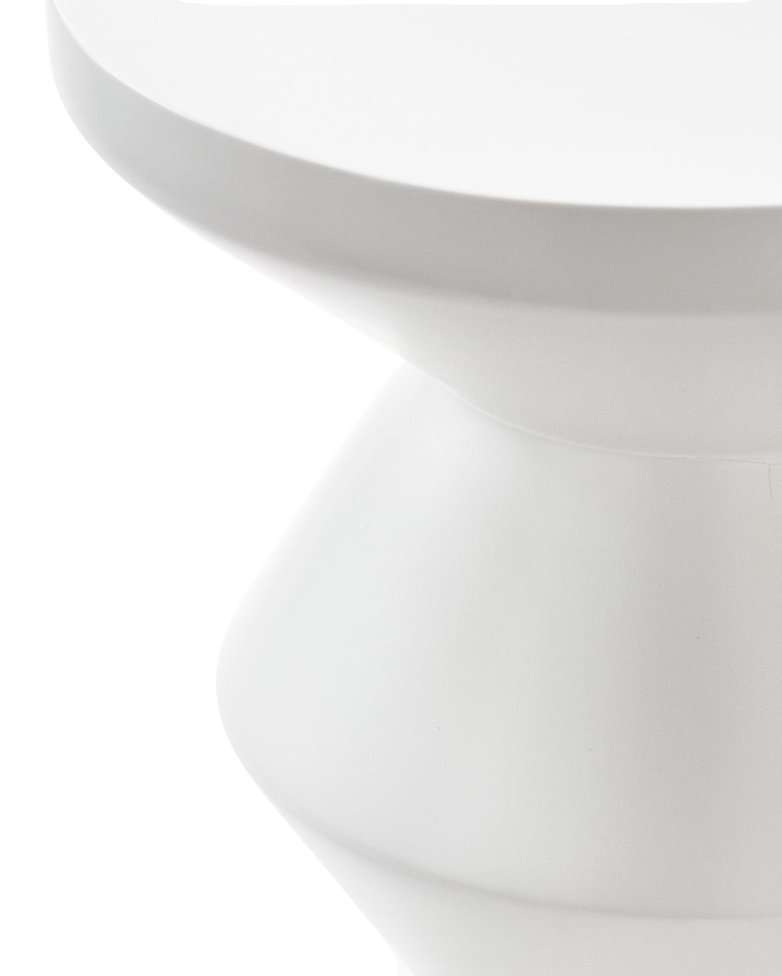 Skulpturaler Outdoor Hocker aus synthetischem Material für Terrasse und Garten