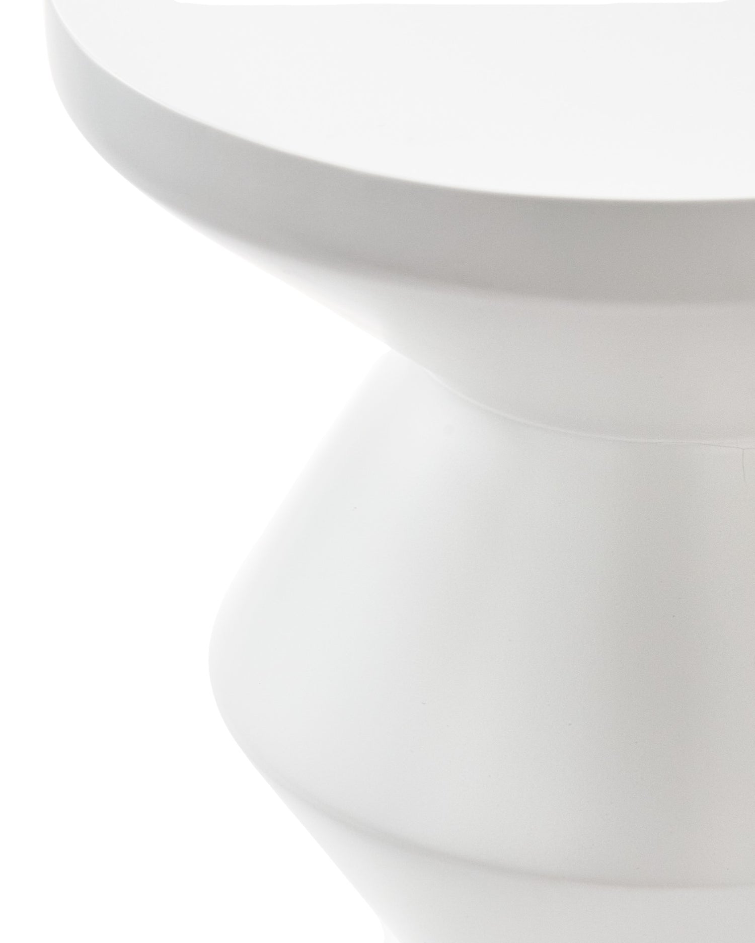 Skulpturaler Outdoor Hocker aus synthetischem Material für Terrasse und Garten