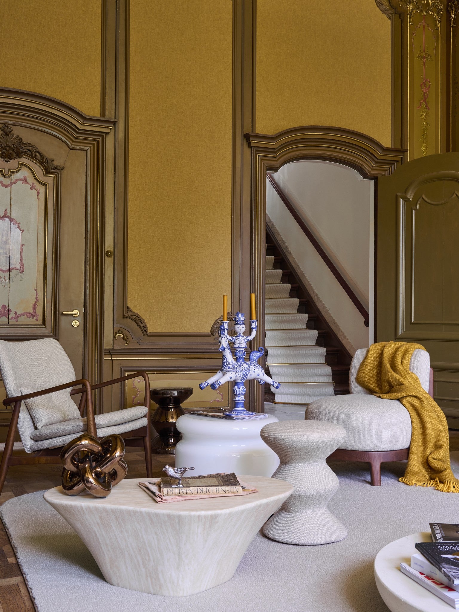 Beige gepolsterter Hocker mit skulpturaler Silhouette