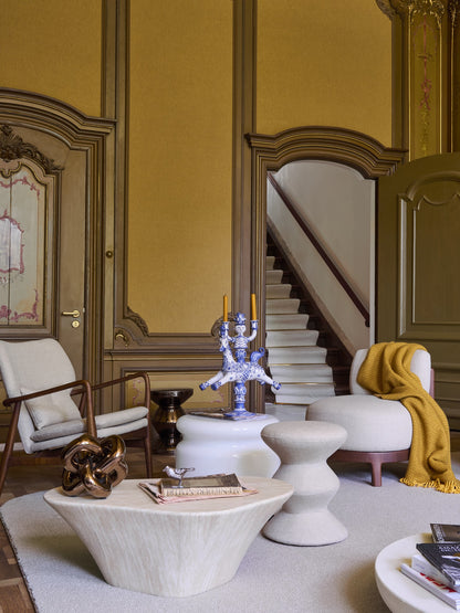 Beige gepolsterter Hocker mit skulpturaler Silhouette