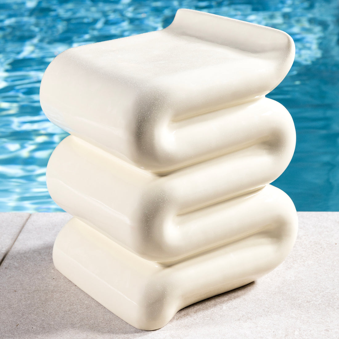 Verspielte Skulptur mit funktionalem Charakter - Säule in off-weite