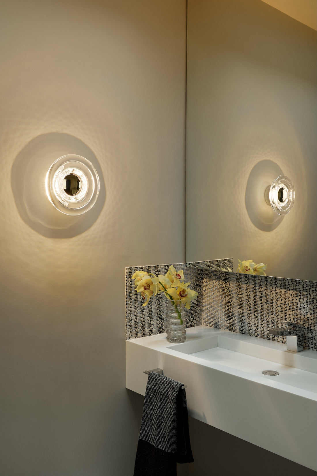 Press Mini Surface Light – Clear Pressed Glass - Leuchten im Badezimmer von Tom Dixon
