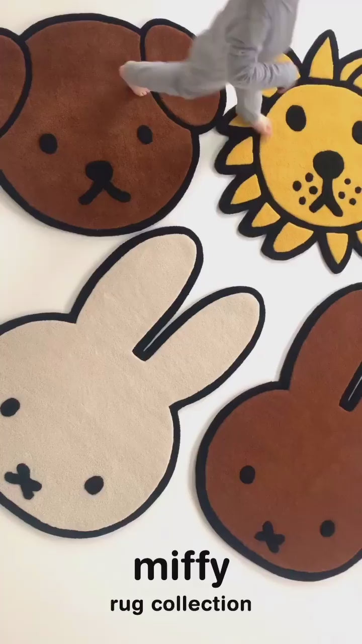 Handgetufteter Miffy Teppich aus neuseeländischer Wolle in weicher Hoch-Tief-Struktur
