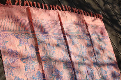 Sarong UBUD pudriges apricot und Blumenmuster in graublau von MySarong