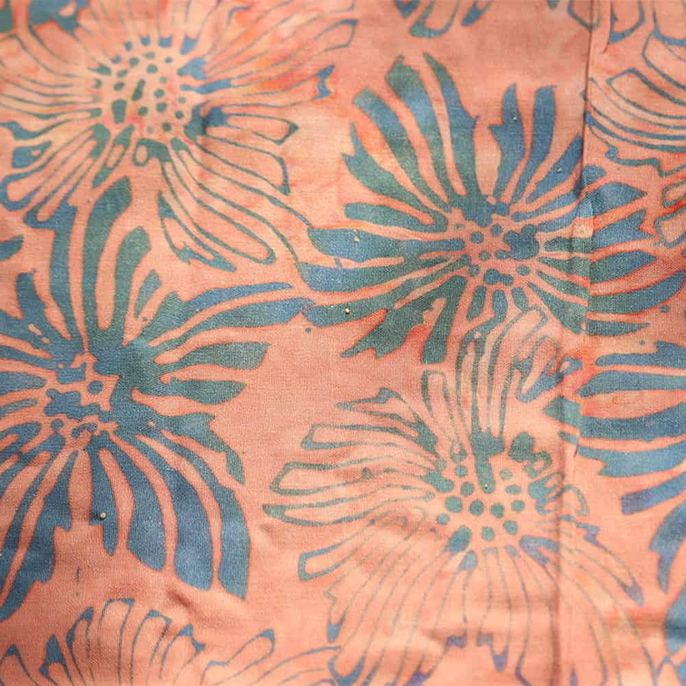 Sarong UBUD pudriges apricot und Blumenmuster in graublau von MySarong