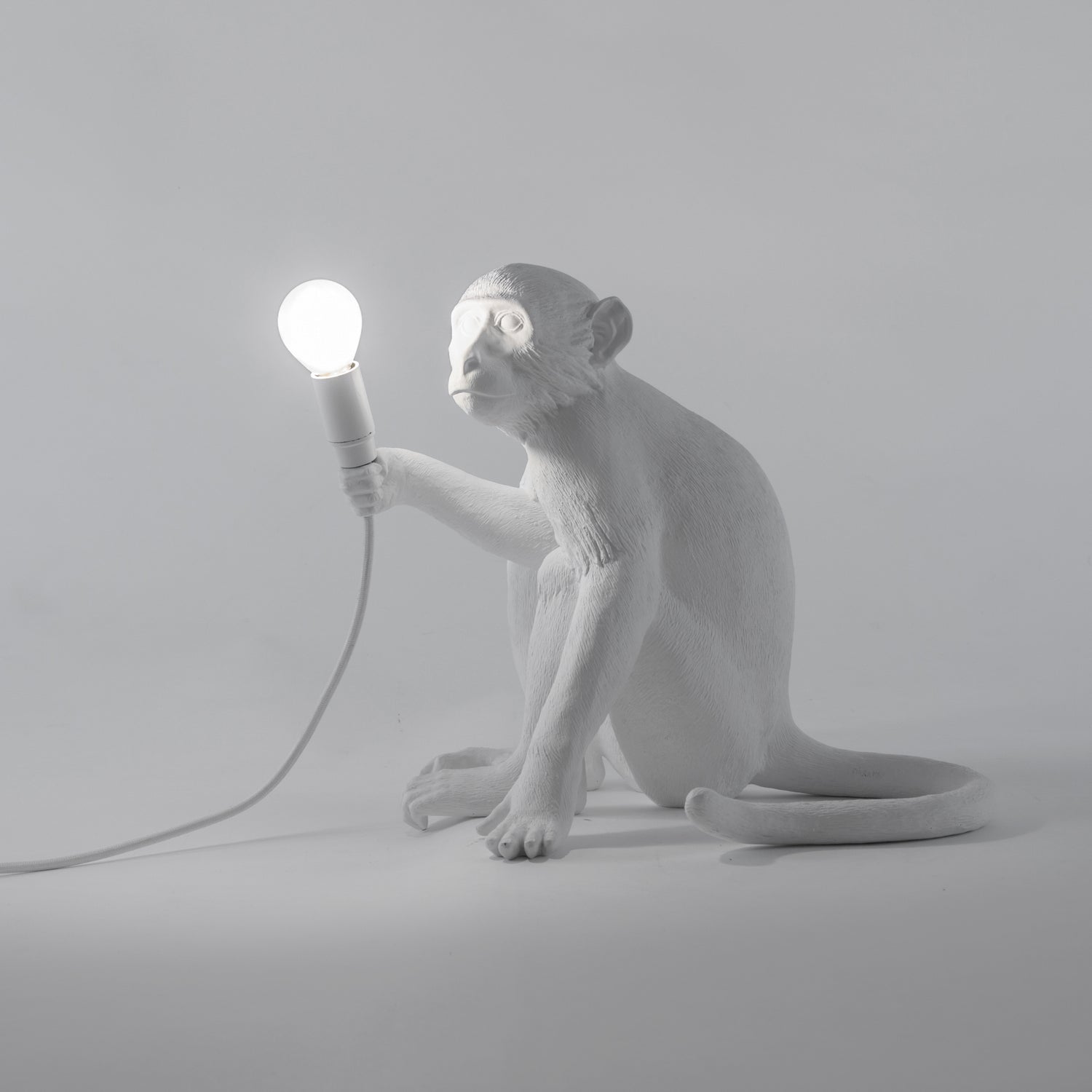Seletti Monkey Lamp – Affe mit Glühbirne, sitzend