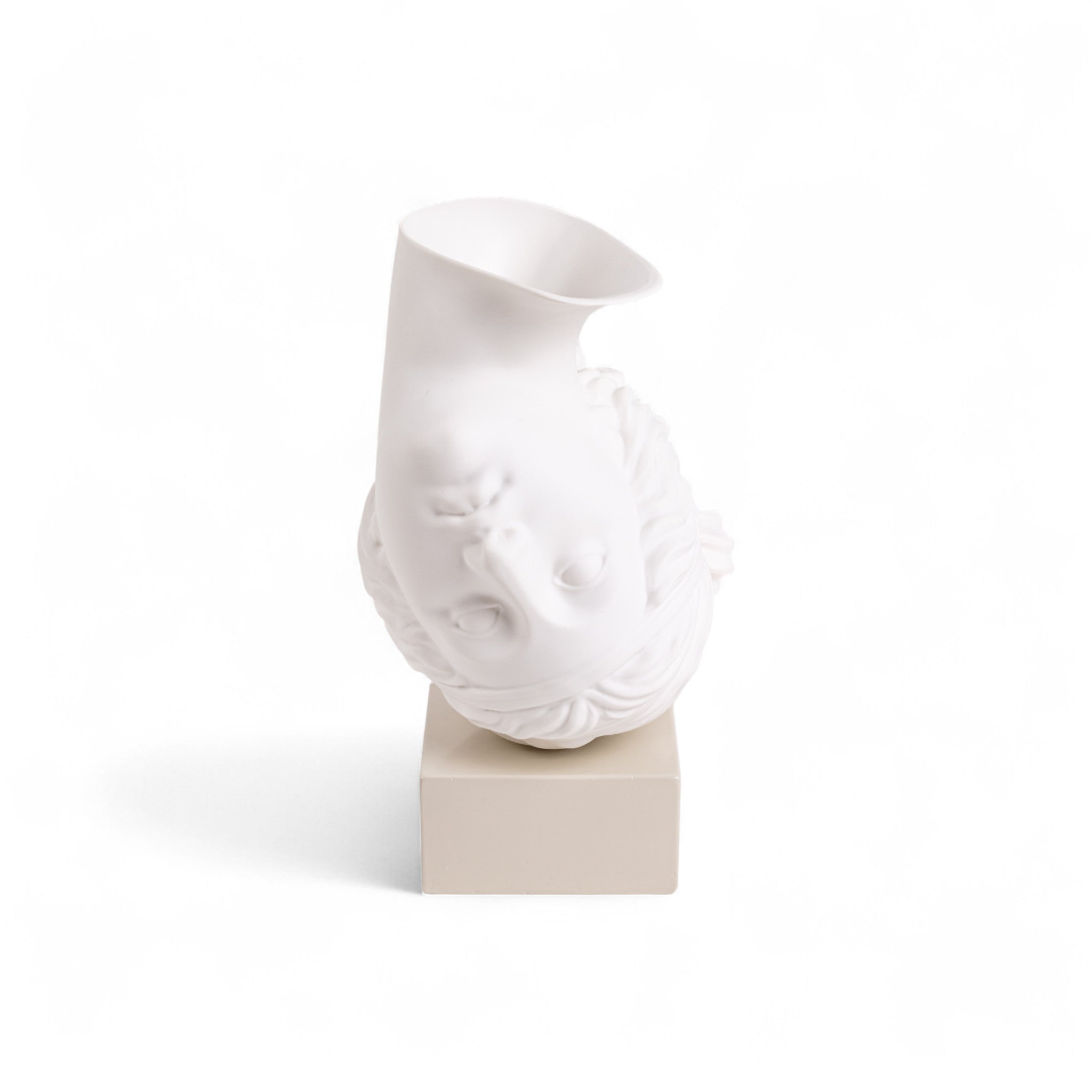 Weiße Porzellanvase AMOR VOLAT von Seletti mit Engelskopf-Motiv auf Sockel