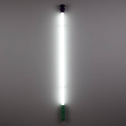 Designleuchte von Seletti – Superlinea White mit violetten Akzenten