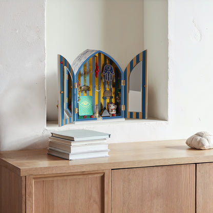 Seletti LUCKY TEMPLE Designobjekt mit Glückssymbolen und blauen Akzenten