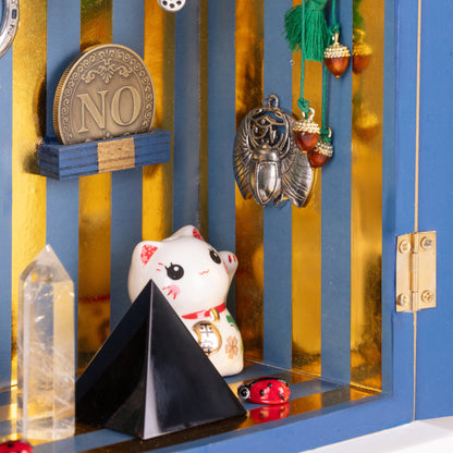 Kunstvolles Dekoobjekt LUCKY TEMPLE aus Mischmaterialien mit Glücksbringern