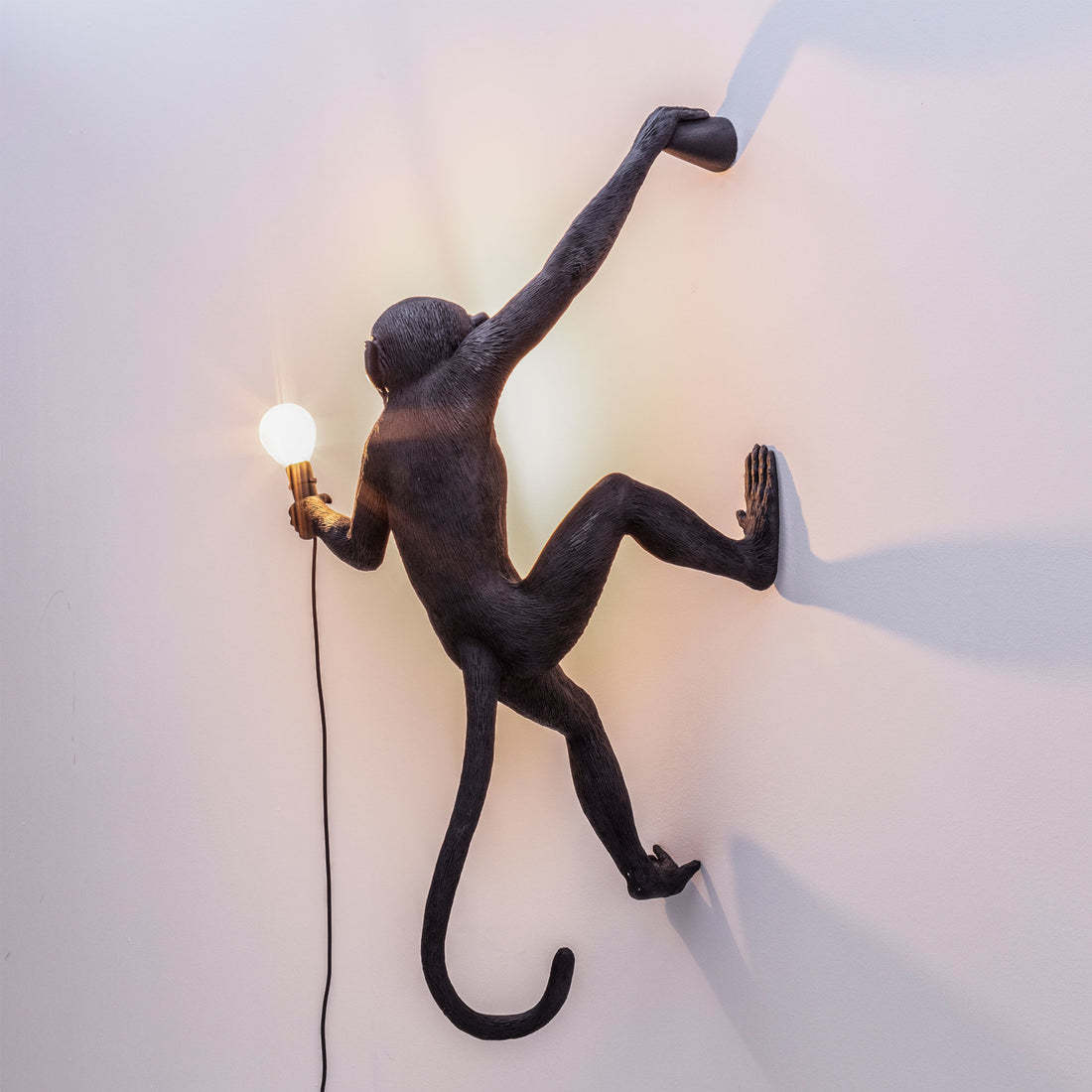 Monkey Lamp Right – kletternder Affe mit Glühbirne von Seletti