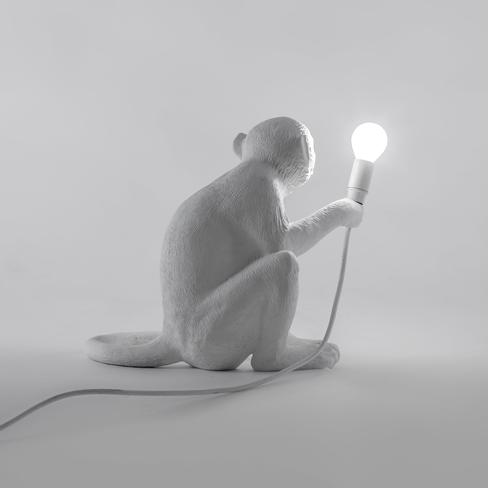 Weiße Seletti Monkey Lamp – originelles Lichtdesign