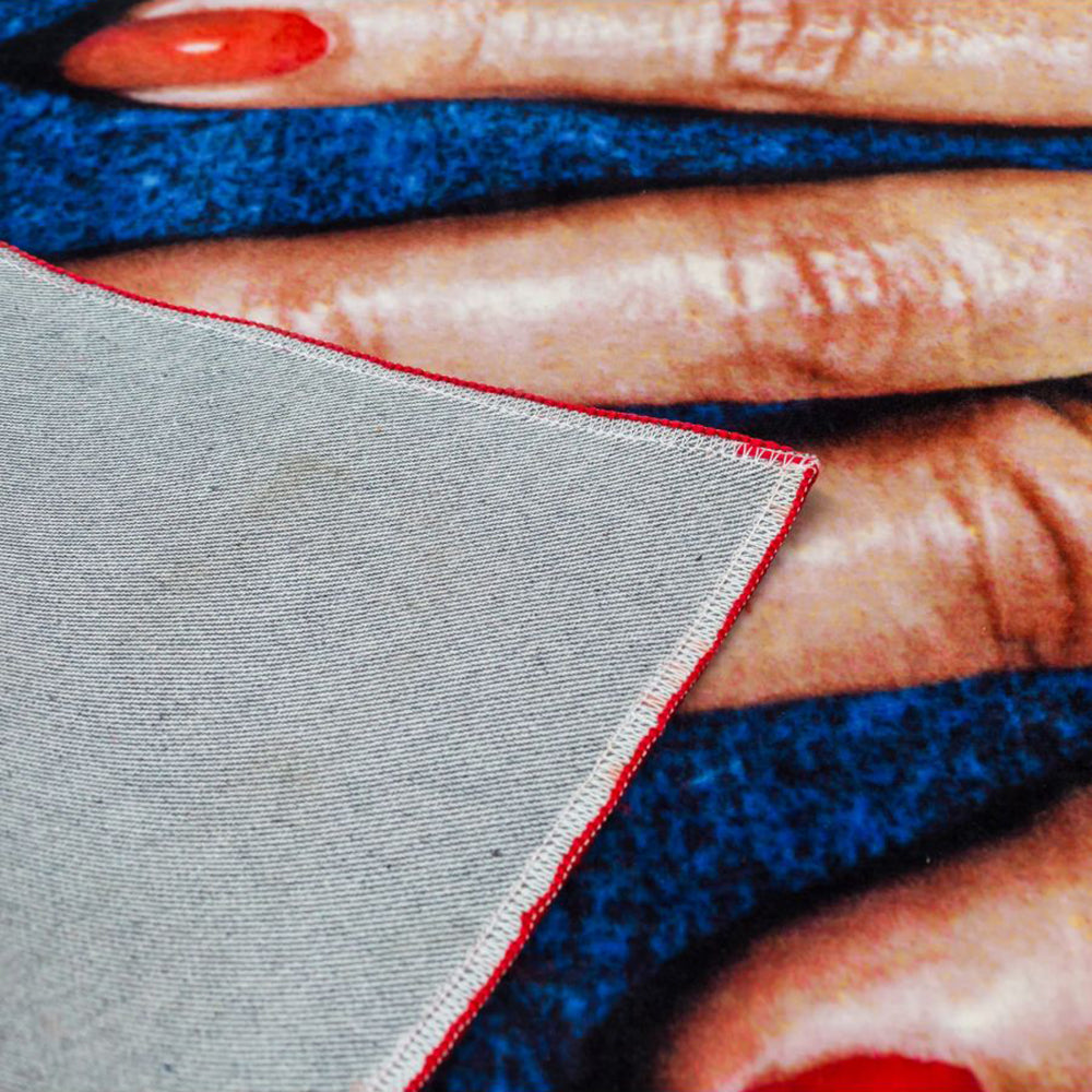 Teppich FINGERS in blau und rot von Seletti