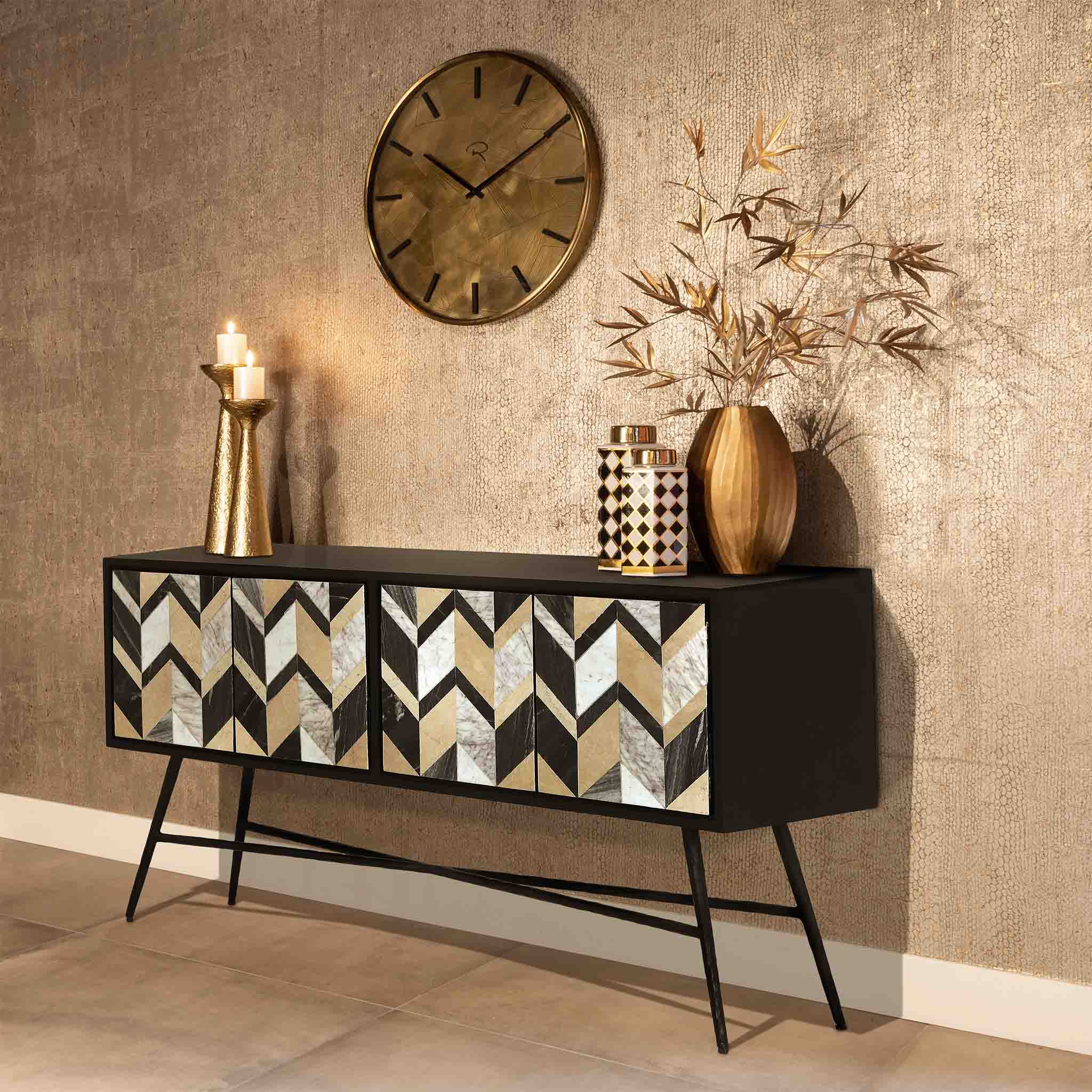 Sideboard ROSTELLI - Wohnbereich mit Kerzen, Vasen und Accessoires