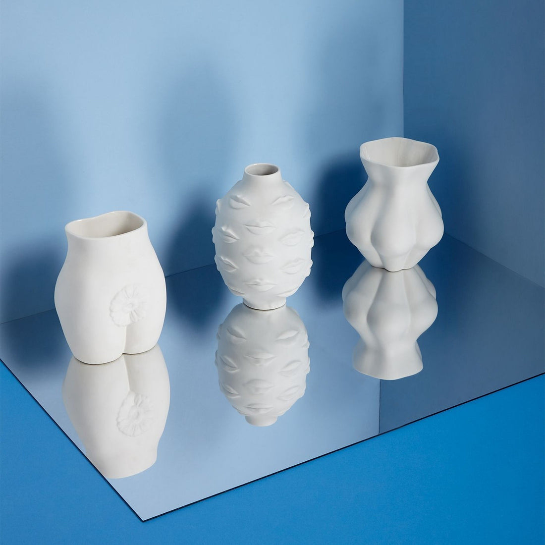 Moderne Porzellanvase im surrealistischen Design von Jonathan Adler