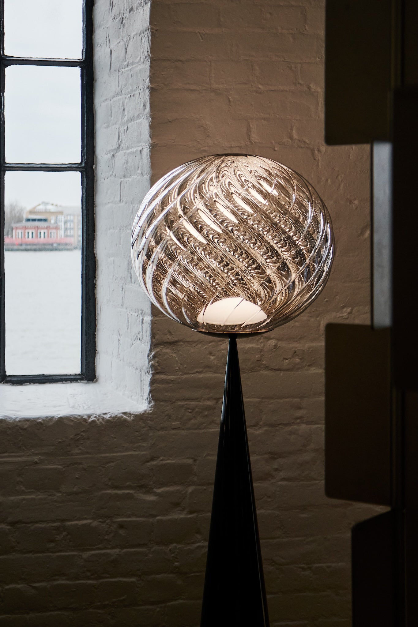 luxuriöse Stehleuchte WHIRL von Tom Dixon - Whirl Fat Cone Floor Light silber/schwarz – aus verspiegeltem Polycarbonat