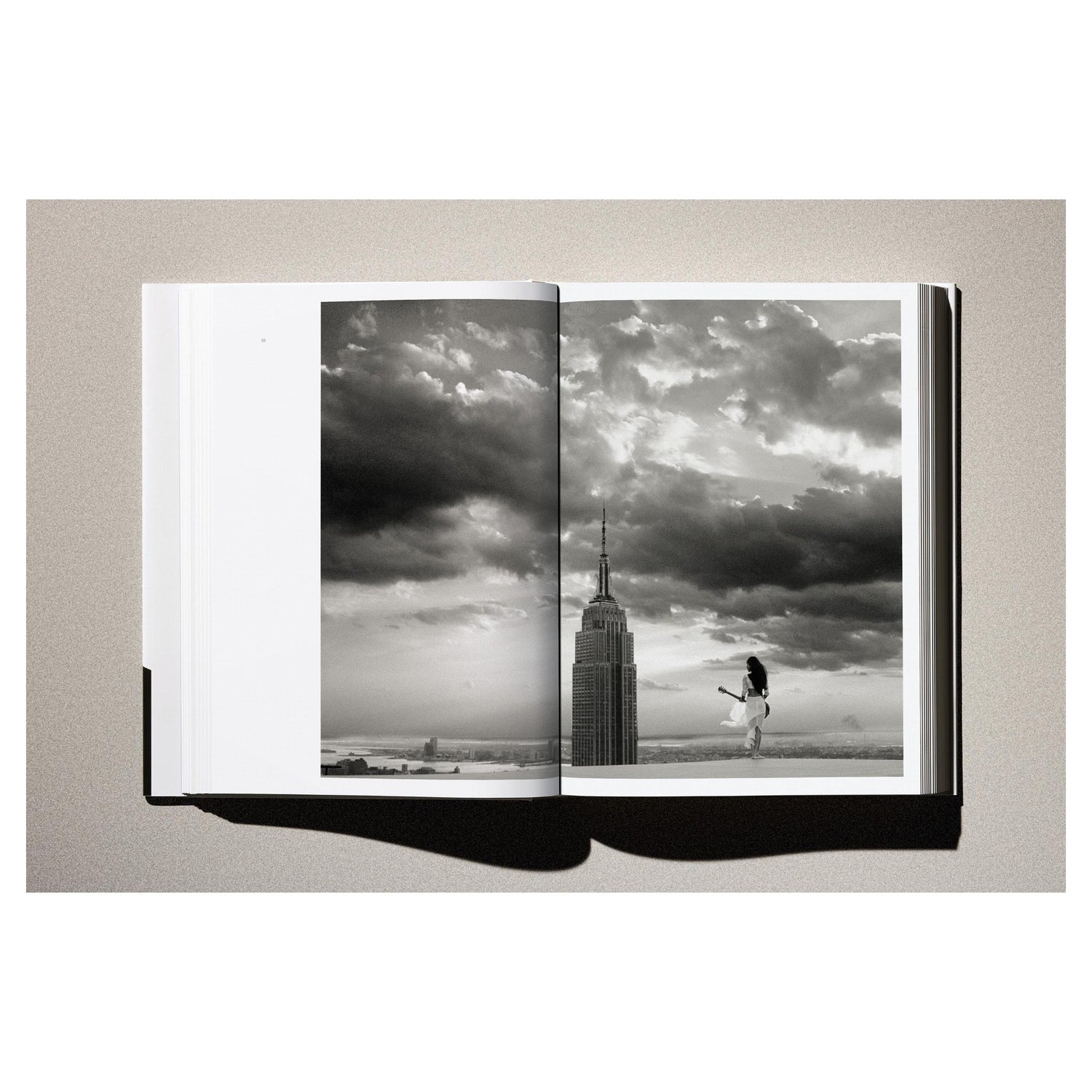 Minimalistisches Setting mit dem Buch „Albert Watson. Kaos“.