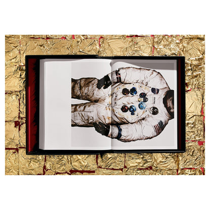 Fellimitat-Schuber mit dichter, schwarzer Faserntextur.