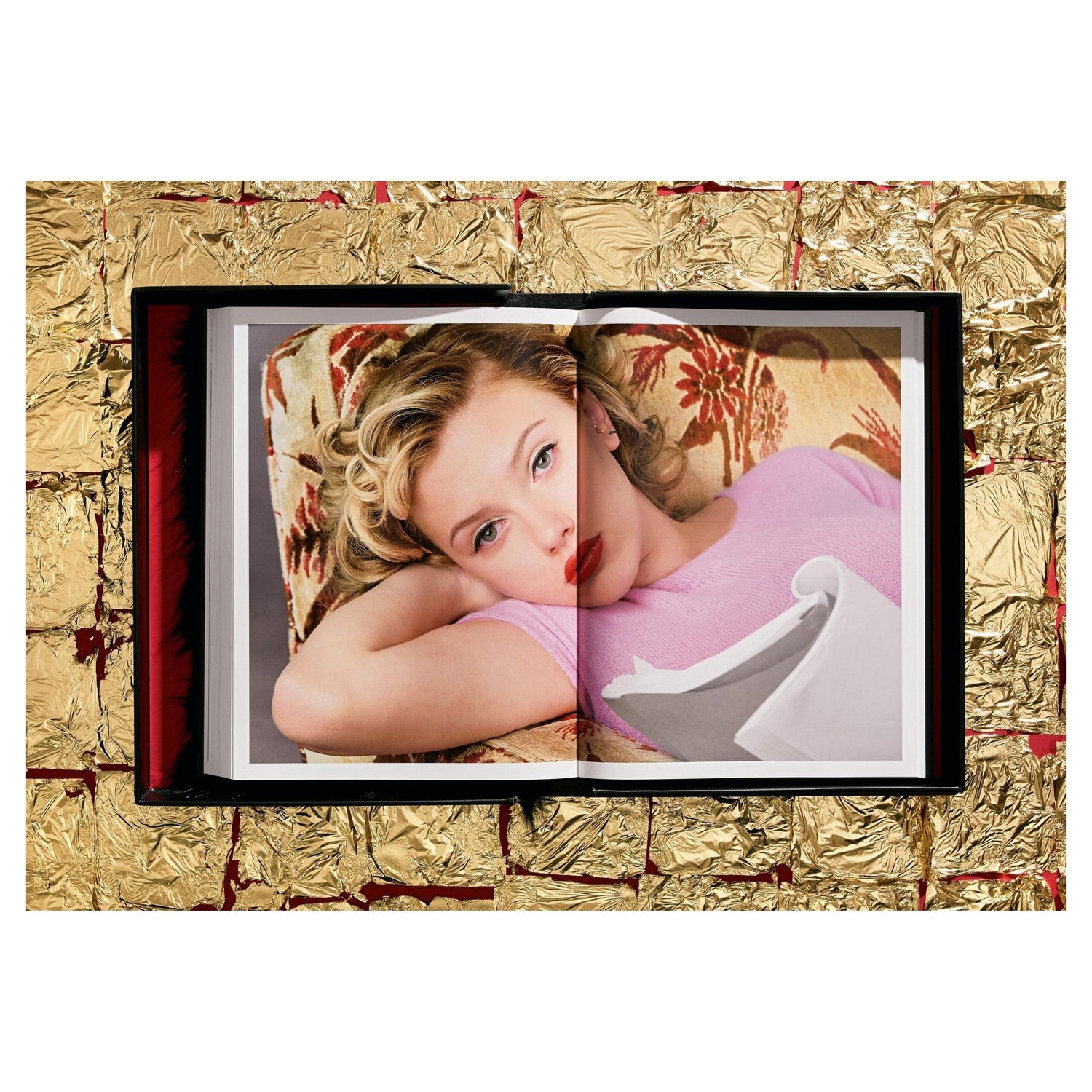 Schwarzer Kunstfell-Schuber neben dem schwarz-goldenen KAOS Hardcover.