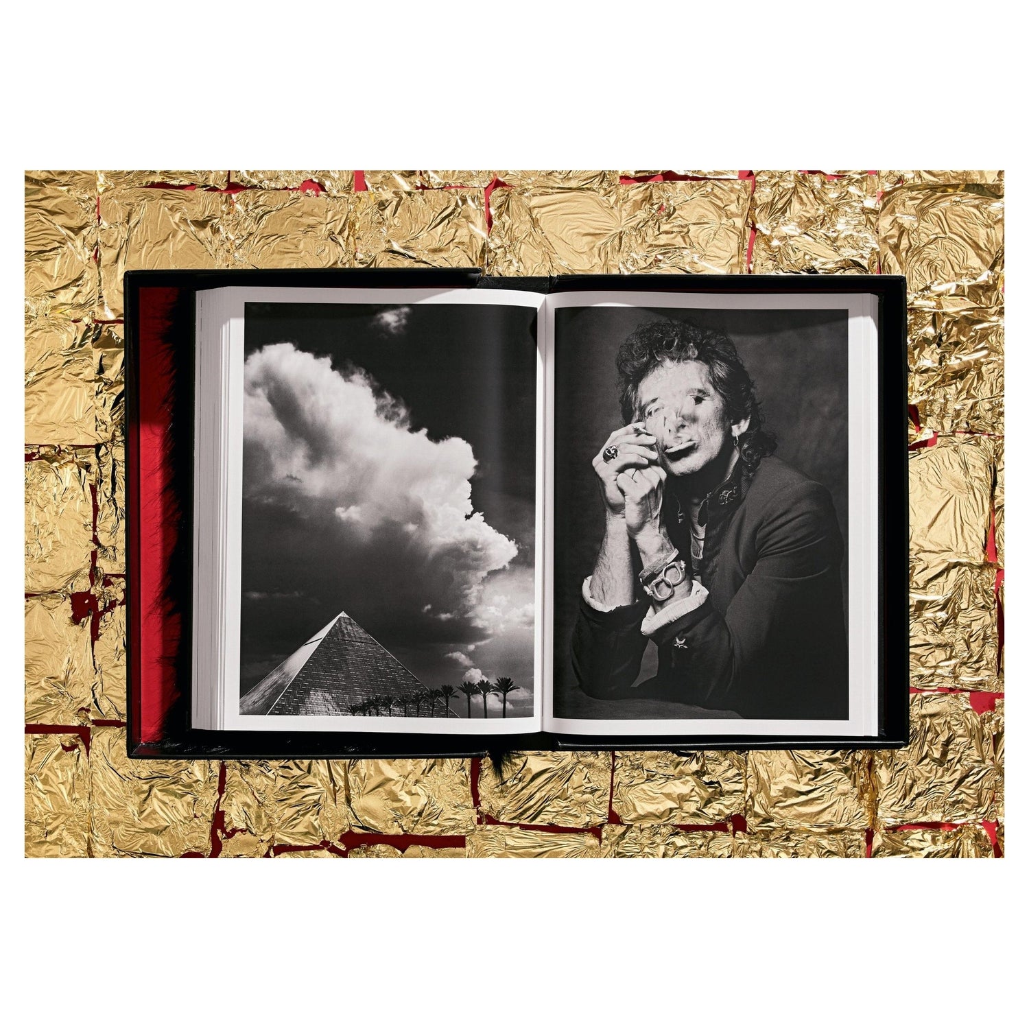 KAOS Cover mit gelbem Siebdruck auf schwarzem Untergrund.