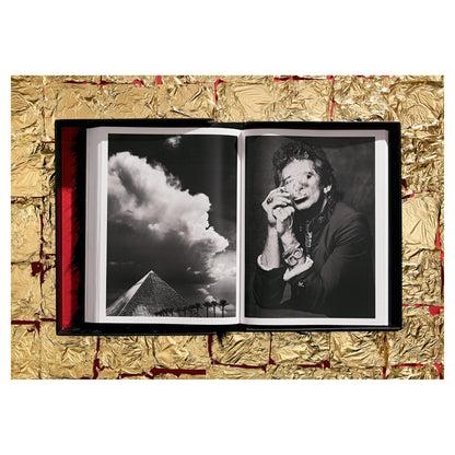 KAOS Cover mit gelbem Siebdruck auf schwarzem Untergrund.