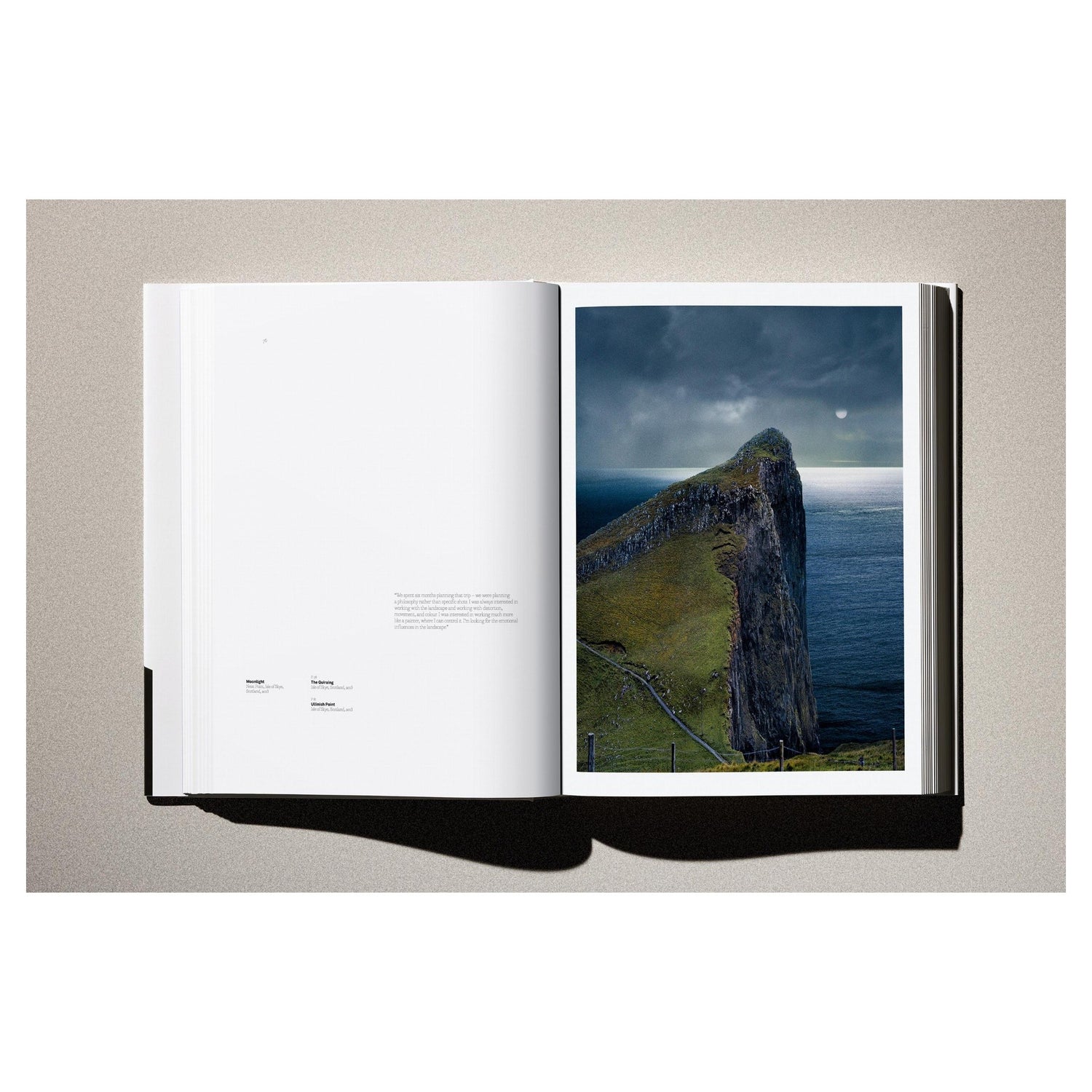 Buchcover von „Albert Watson. Kaos“ mit ikonischer Schwarz-Weiß-Fotografie vor neutralem Hintergrund.