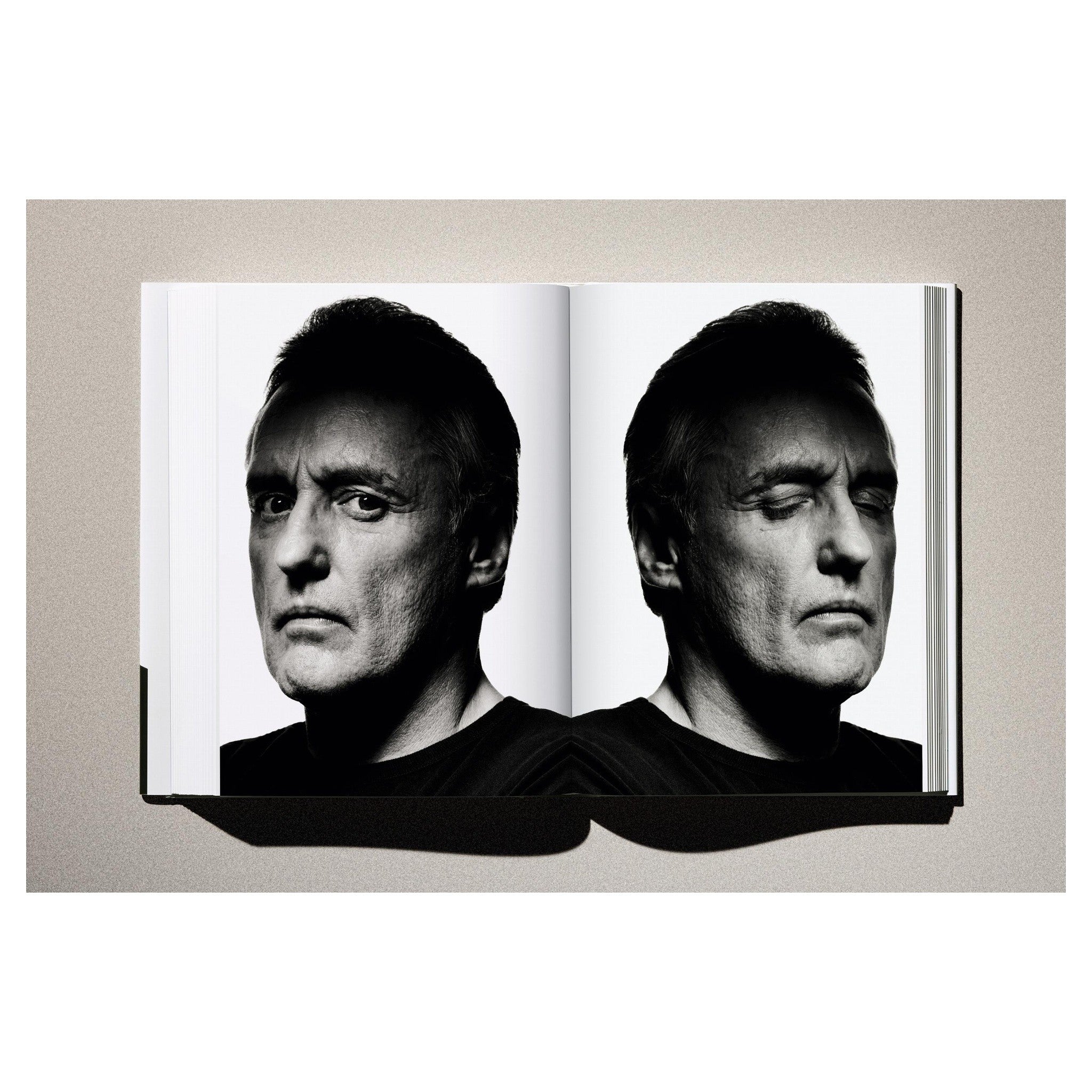 Der Band „Kaos“ in ästhetischer Still-Life-Komposition.