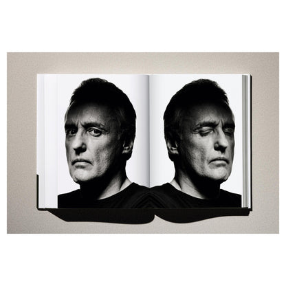 Der Band „Kaos“ in ästhetischer Still-Life-Komposition.