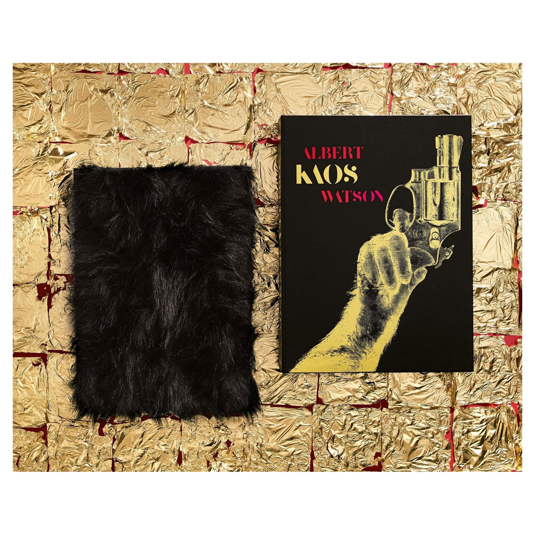 Kontrastreiches Motiv auf mattschwarzem KAOS-Umschlag.