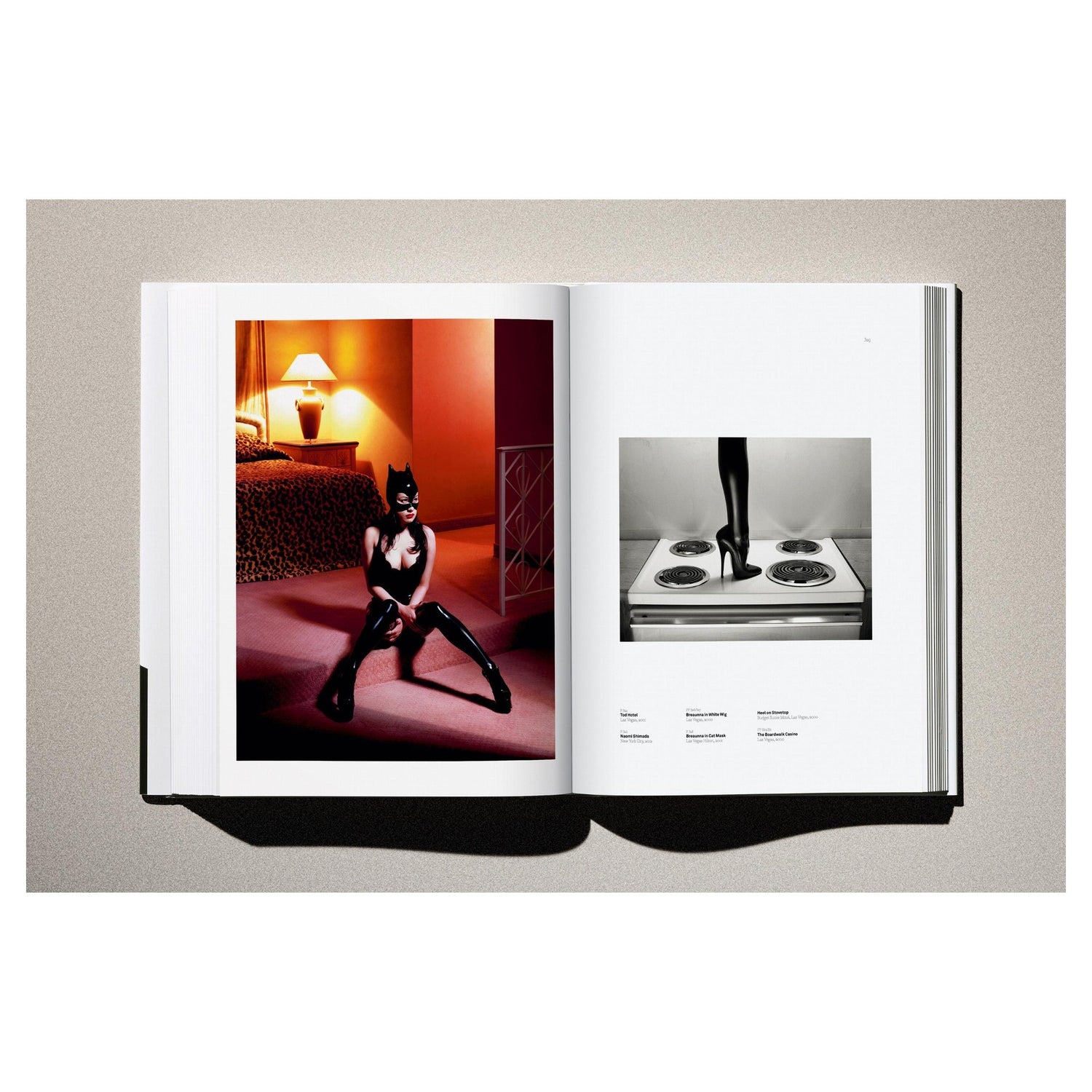 Der Hardcover-Band „Kaos“ von Albert Watson aufrecht stehend in elegantem Licht.