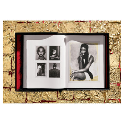 Hardcover der KAOS Edition in Schwarz mit gelber Illustration.