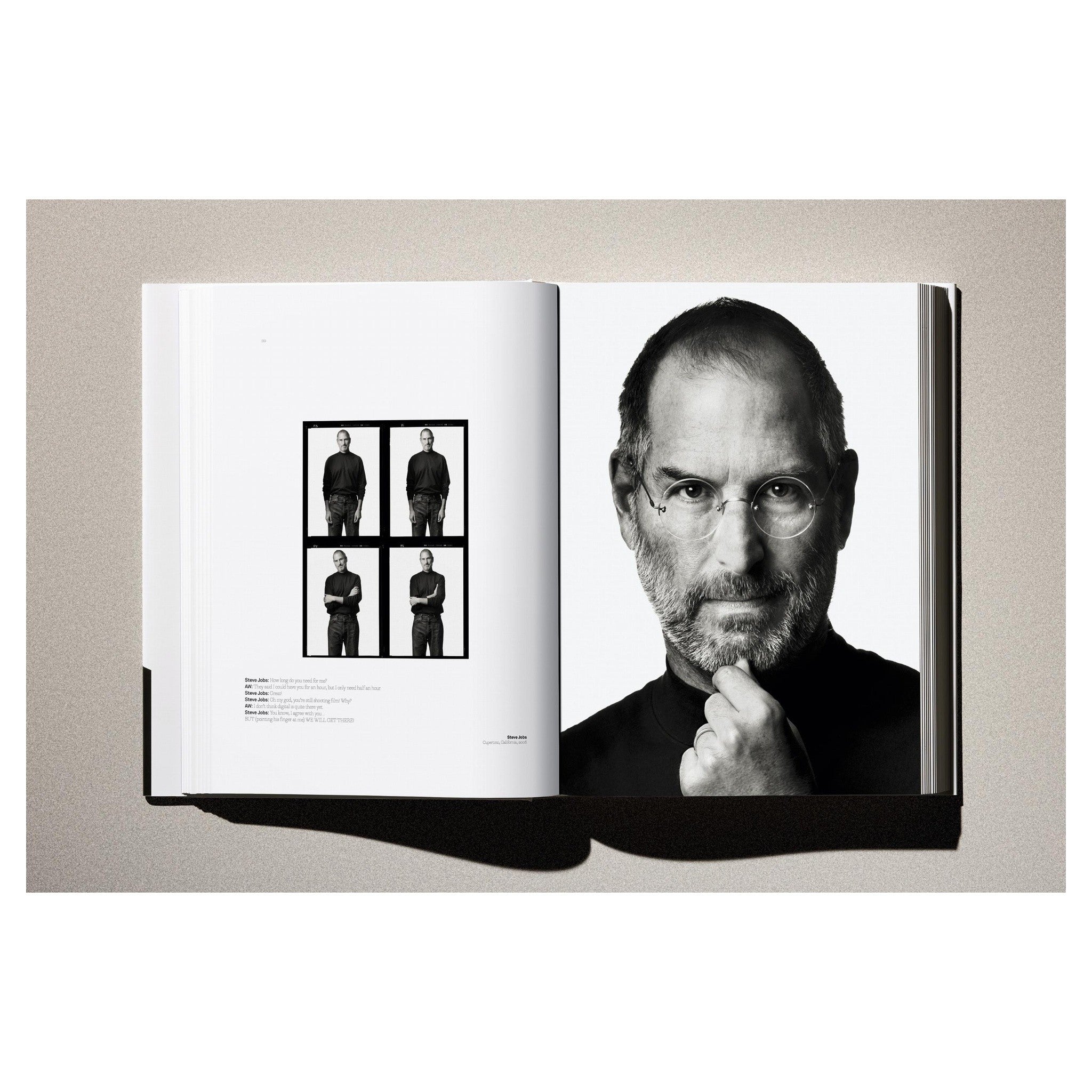 Der Fotoband „Kaos“ mit dem ikonischen Revolver-Motiv in Schwarz-Weiß präsentiert.