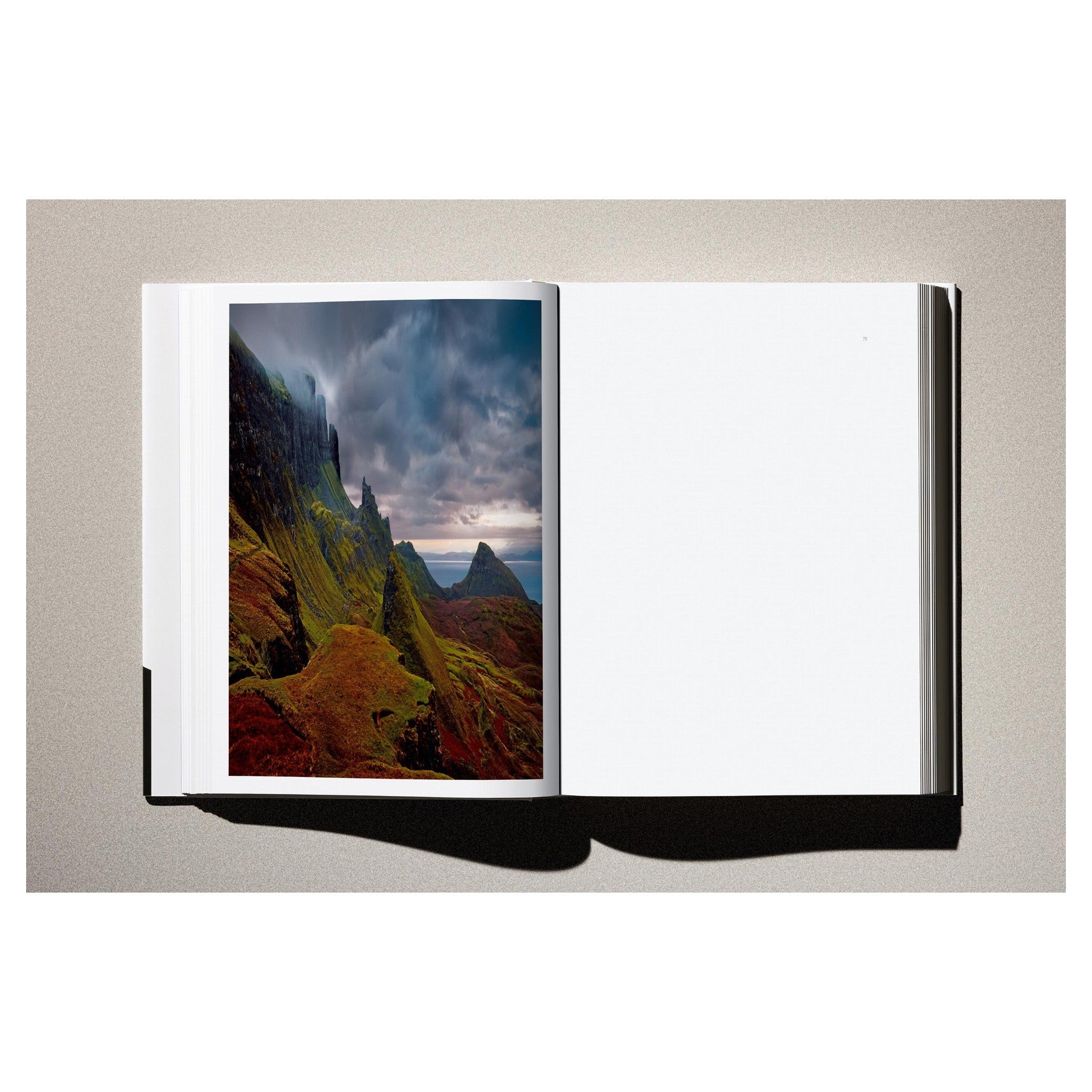 Perspektivisch fotografiertes Cover des Watson-Bandes.