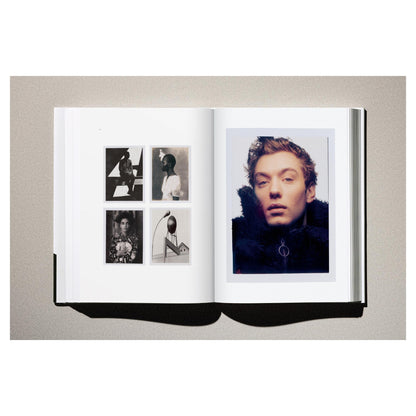 Detailbild der roten Typografie auf dem Cover von „Kaos“.