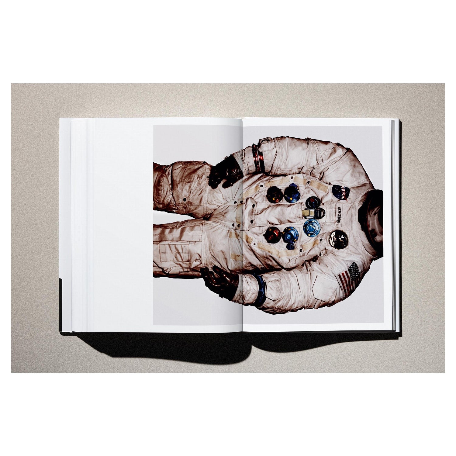 Seitenansicht des großformatigen Bildbands „Albert Watson. Kaos“.