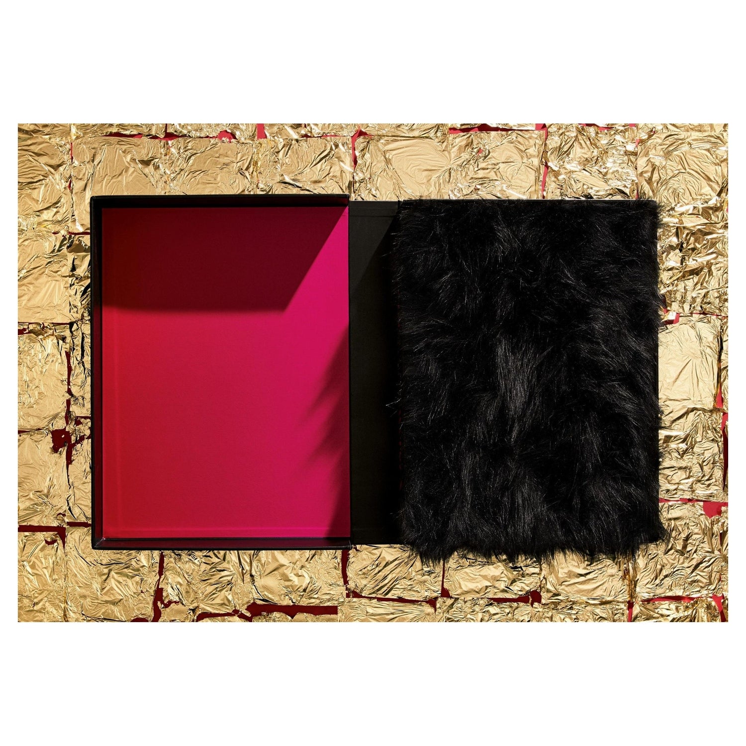 KAOS Buch mit goldgelbem Druck und markantem Hand-und-Revolver-Motiv.